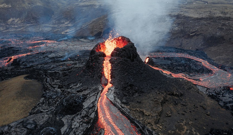 В Исландии эвакуировали город и закрыли курорт из-за угрозы извержения вулкана