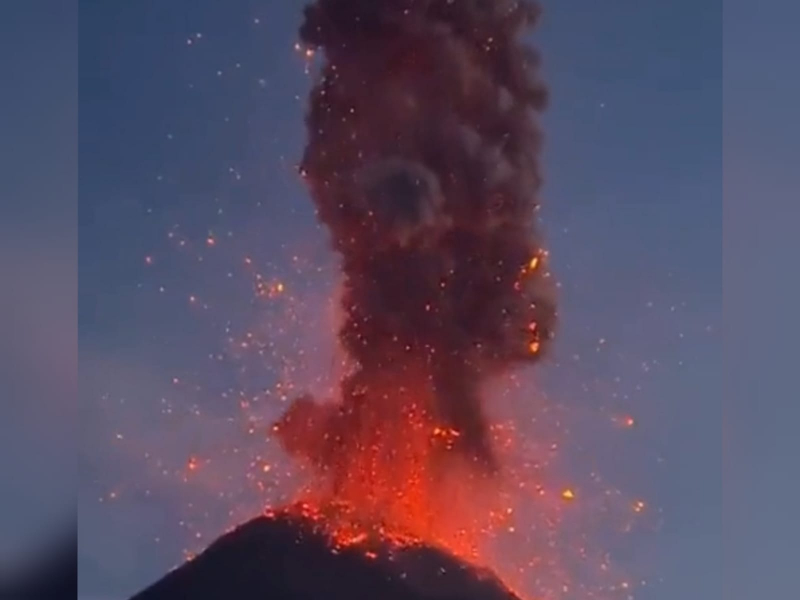 Туристов на Сицилии предупредили, что извергающийся вулкан Этна может нарушить их планы