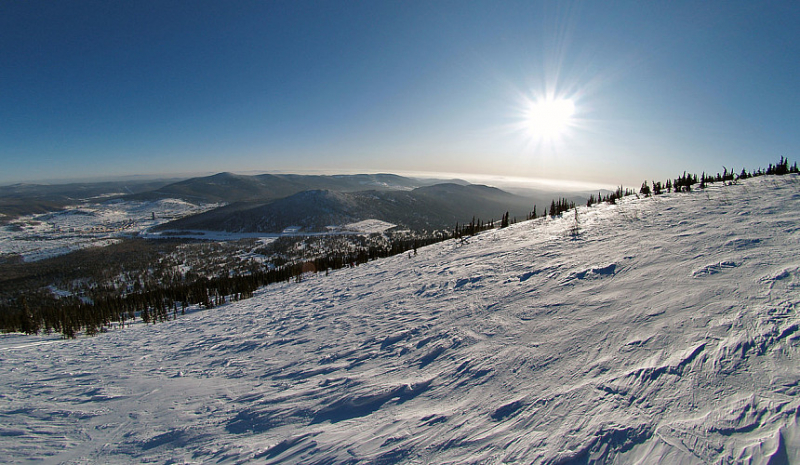 Здесь снега нет: туристы обижаются на коммерсантов, зазывающих пораньше открывать горнолыжный сезон