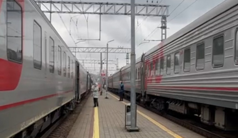 Туристы всю ночь простояли в поезде на станции в Лазаревском из-за шторма на российском юге