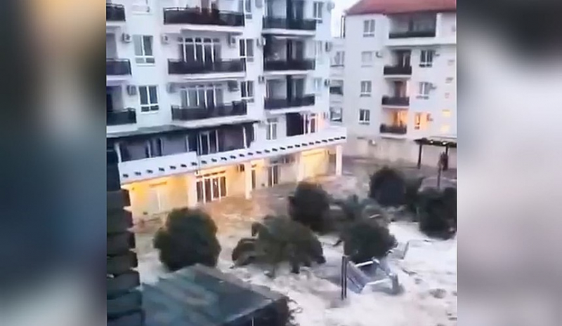 Из-за шторма в Сочи подтоплена территория апарт-отеля «Альфа-Сириус»