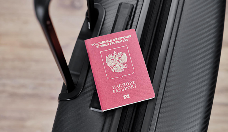 В аэропорту Домодедово у туриста отобрали загранпаспорт из-за буквы И вместо Й