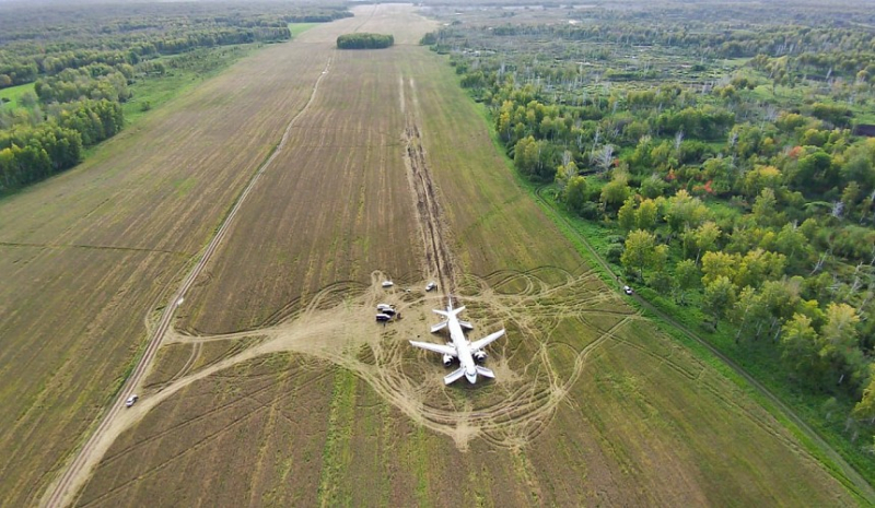 «Попросили уволиться»: пилотам «Уральских авиалиний», посадившим в поле самолет с туристами из Сочи, сделали предложение