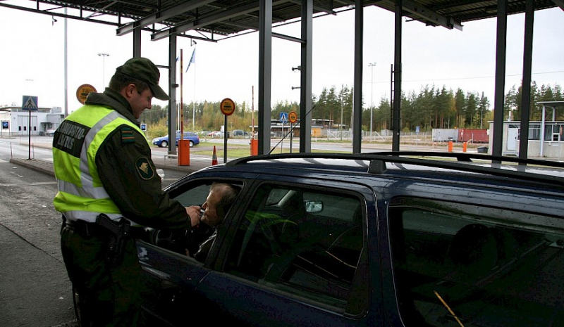 Россиянам, приехавшим на границу к открытию, пришлось расчистить финские сугробы