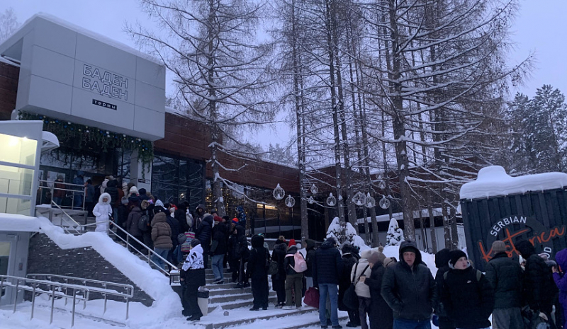 Туристы несколько часов стоят на морозе, чтобы искупаться в термах в Екатеринбурге