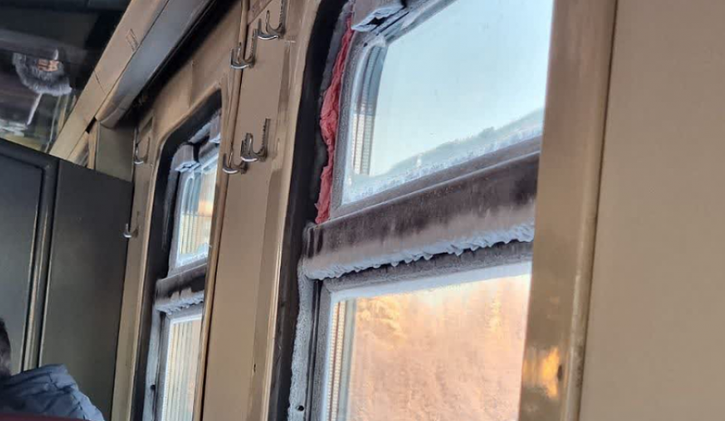 В 30-градусный мороз пассажиры 13 часов ехали в поезде без отопления