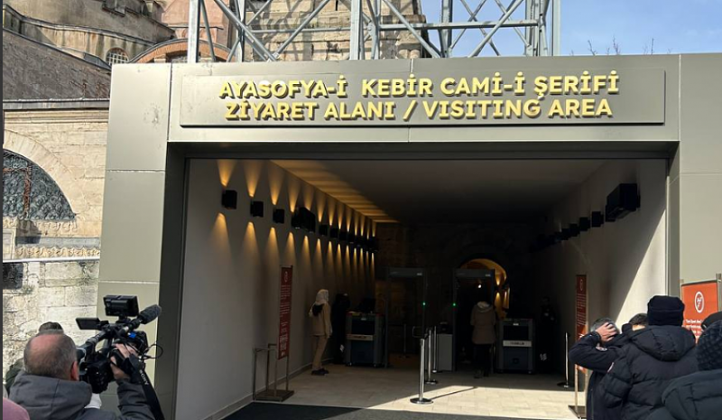 Туристы возмущены ограничениями при посещении Айя-Софии в Стамбуле