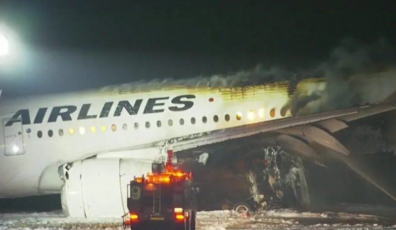 Пассажирский самолет загорелся в аэропорту Токио