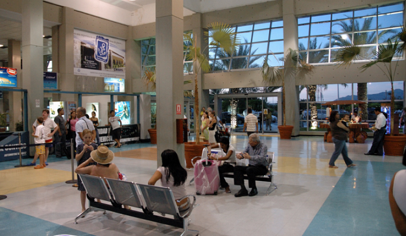 Пассажиры 9 часов просидели в аэропорту Порламара в ожидании гостиницы