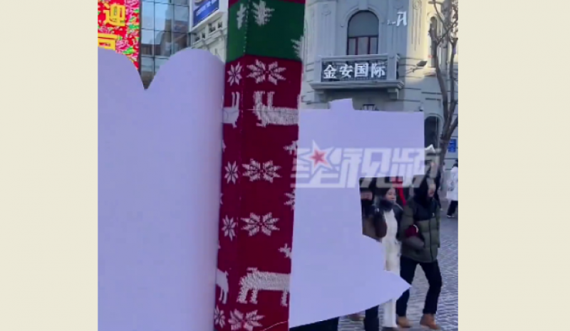 В Харбине укрыли тканью железные столбы, чтобы туристы не лизали их на морозе