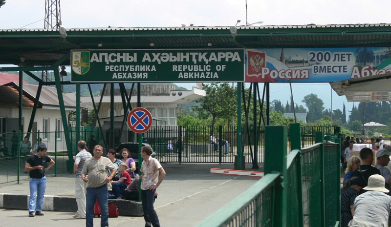 Российским туристам в возрасте до 14 лет придется подтверждать гражданство при въезде в Абхазию