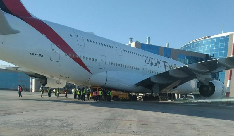 Перед вылетом из Домодедово в лайнер Emirates врезался водовоз