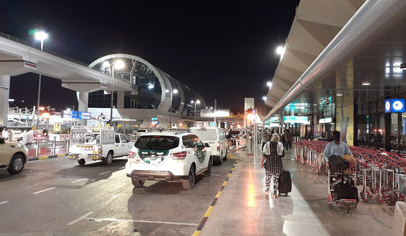 Туристам, собирающимся в Дубай, предлагают перенести вылет или сменить авиакомпанию