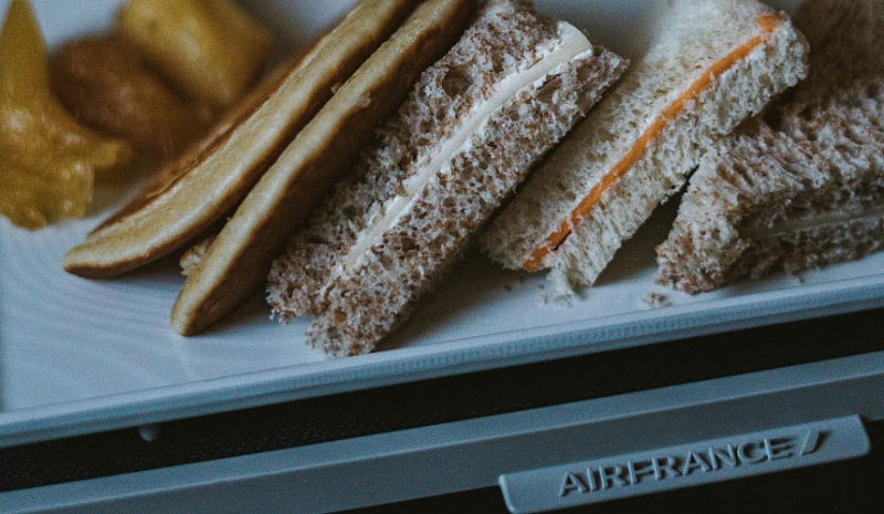 Авиакомпания «Ямал» разрешила пассажирам есть твердые продукты