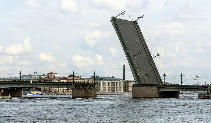 Под Литейным мостом в Петербурге столкнулись два туристических судна