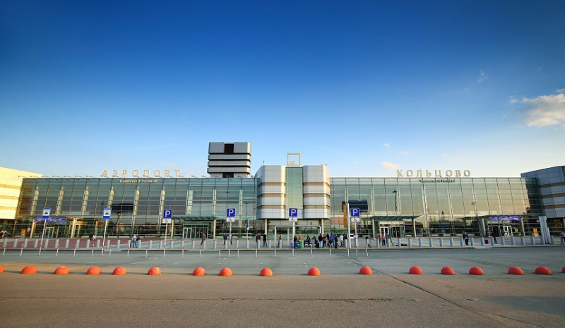 Пробка из тысячи пассажиров: туристы пожаловались на очереди в Кольцово